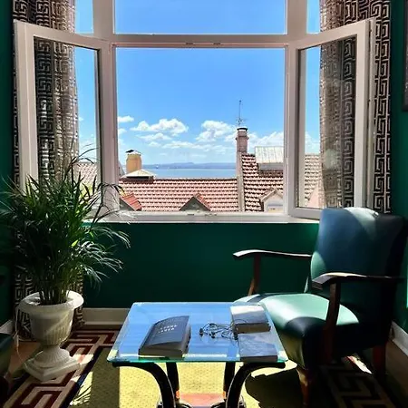 Spectacular River-view Duplex - * Lisboa